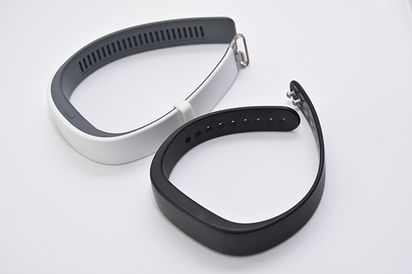 圖片上方為 SmartBand 2 ,下方為 SmartBand SWR10,也就是第一代手環
