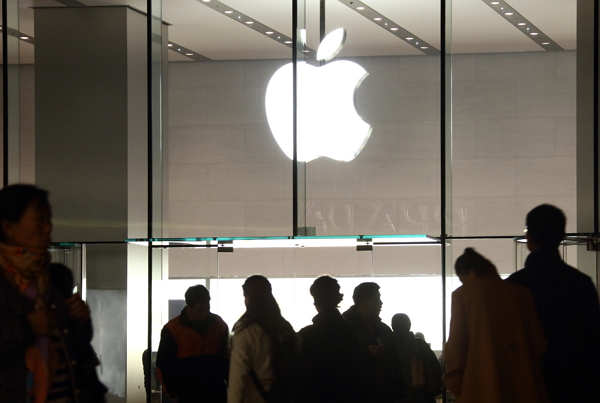 消息指出,iPhone 6S 機殼材料將採用 7000 系鋁合金,硬度將會比 iPhone 6 更升級。(圖片來源/彭博社)