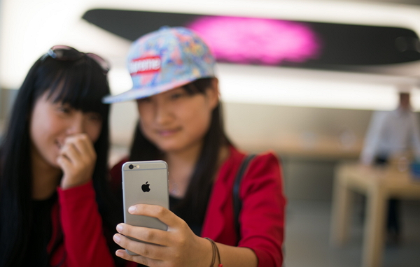 最新消息傳出,iPhone 6S 雙機的自拍鏡頭也大升級(圖片來源/彭博社)