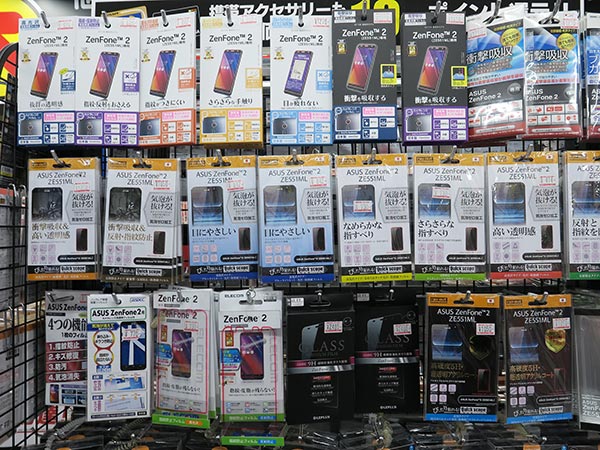 手機賣場櫃位中出現單獨 Zenfone 2 的配件區域,可見有許多消費者選擇  Zenfone 2