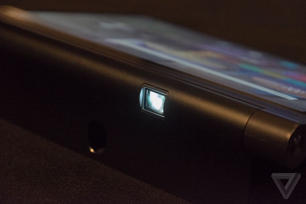 Yoga Tab 3 Pro 內建微型投影機，可以投射 70 吋的畫面（圖片來源／The Verge）