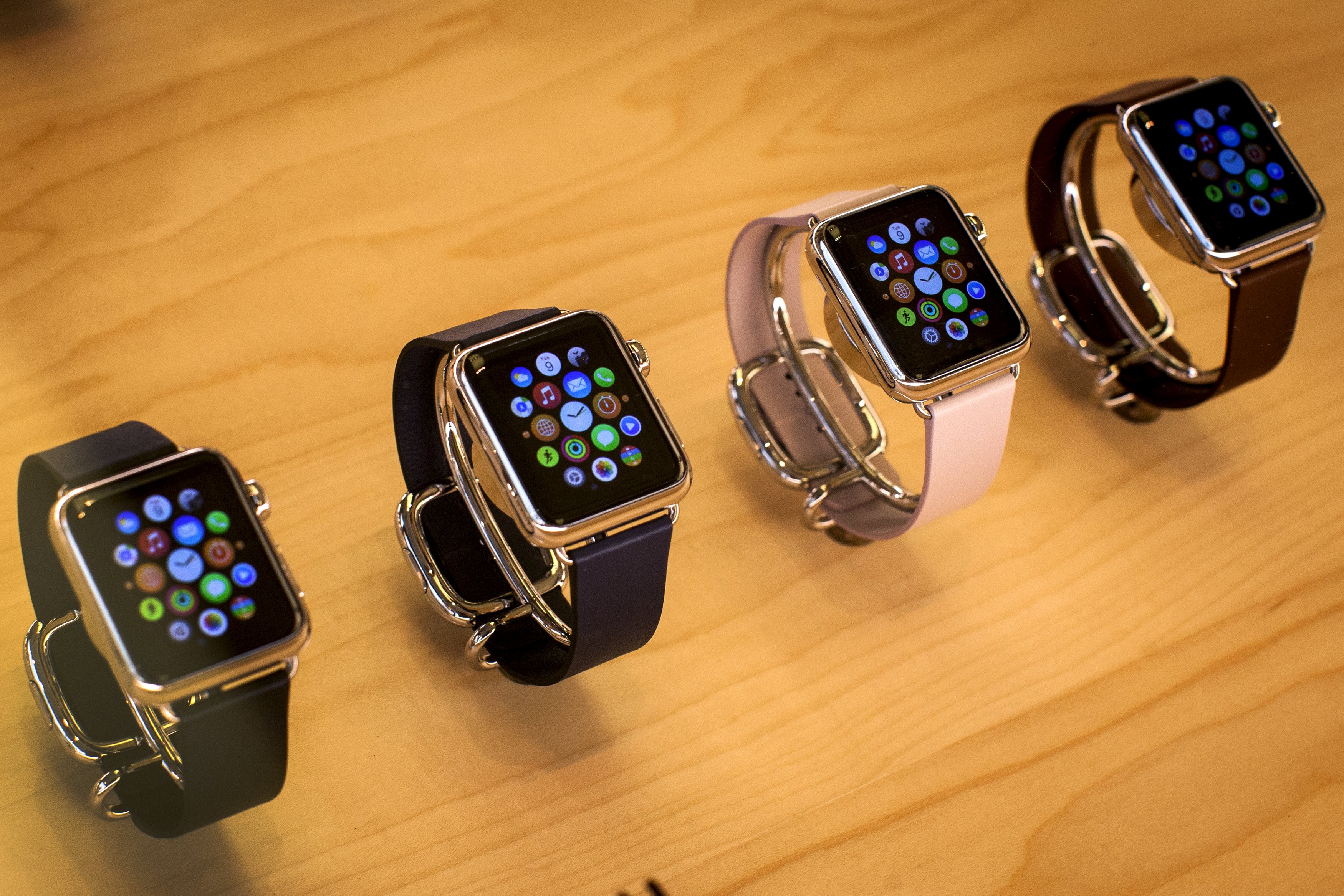 在穿戴裝置上,蘋果正在考慮推出全新金屬材質的 Apple Watch 運動版(圖片來源/路透社)