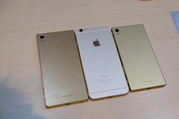 左起索尼新旗艦機金色、5.5吋Xperia Z5 Premium、5.5吋iPhone 6 Plus金色、5.2吋Xperia Z5金色 (記者陳炳宏攝)