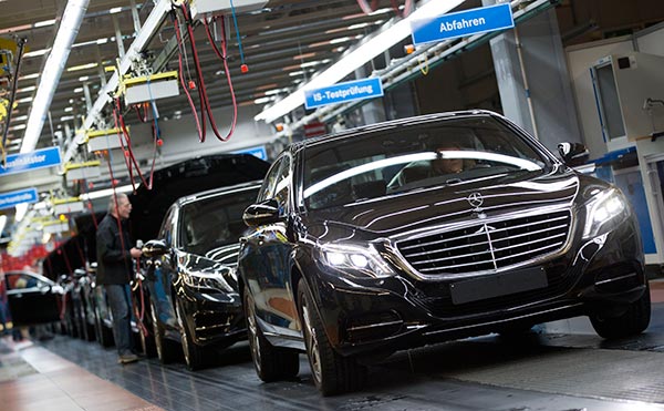 各大車廠也在密集進行自動駕駛技術的研發中,圖中的 Mercedes-Benz 宣佈將在 2025 年推出首款自動駕駛車輛(圖片來源/美聯)