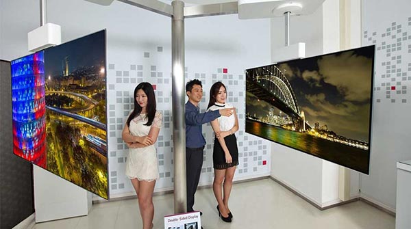 除了曲面的設計外,LG 也推出 55 吋的平面雙面顯示器,加速商品化的速度 (圖片來源/LG)