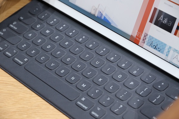 搭配上實體建盤,iPad Pro 能成為不錯的工作用電腦(圖片來源/記者陳宜豐攝)