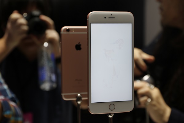 這個兩年合約中,還包含 Apple Care+ 的維修服務(圖/記者陳宜豐攝)