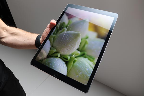 這次 iPad Pro 的螢幕採用新款 Oxide  螢幕,讓大尺寸 iPad Pro 仍保有均勻的亮度表現