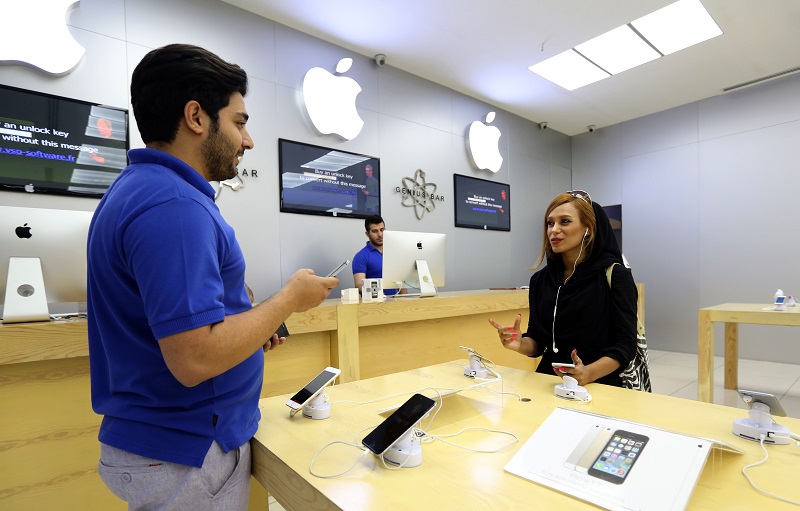 Apple Store 員工，傳出仍可自行替客戶的設備更換零件，提供折扣（圖片來源／法新社）