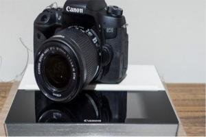 不用買專用充電座了!Canon 相機也玩無線充電! 不用買專用充電座了!Canon 相機也玩無線充電!