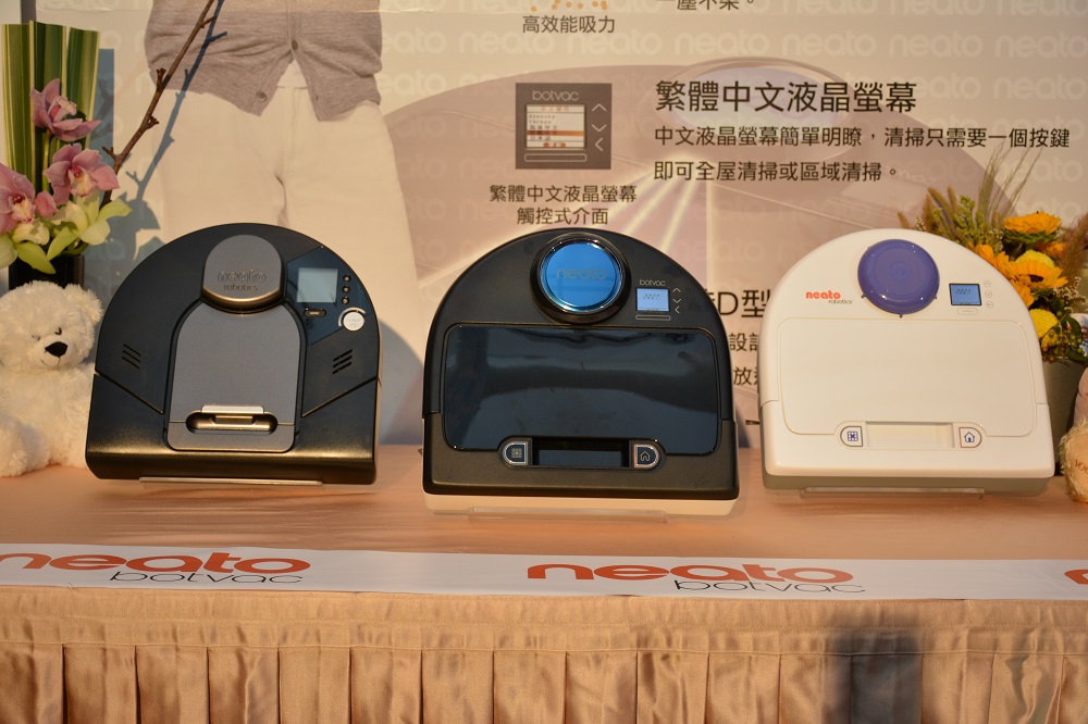 Neato Botvac D85 智慧型吸塵器（圖左二）已經是該系列第三代機種