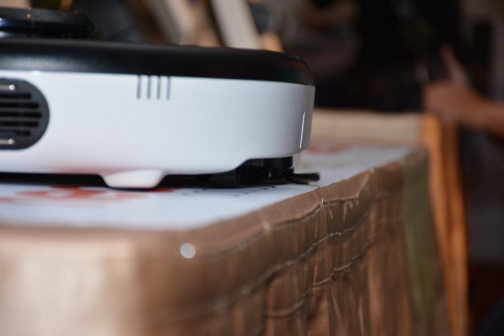 透過即時定位功能，這款吸塵器可以確實緊貼牆邊進行清結