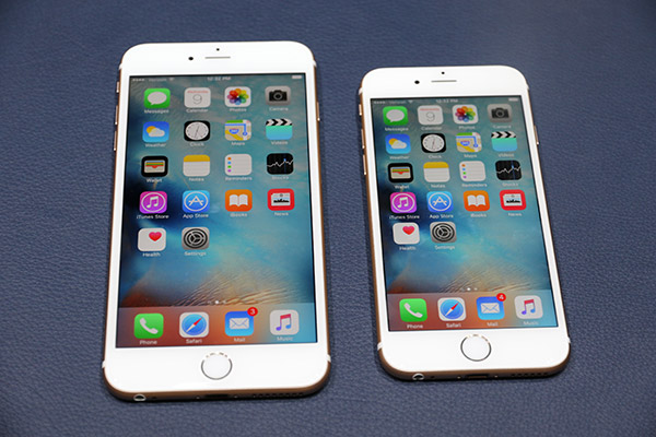 Twitter 以及其他社群媒體網站上就遭到滿腔怒火的用戶洗版，表示舊的 iPhone、iPad 竟然當機（記者陳宜豐攝）