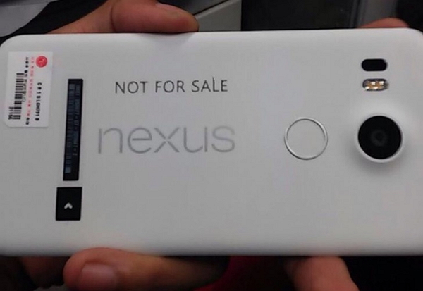 國外科技媒體 GSMArena 也曝光了據稱是 Nexus 5X 的手機照片(圖片來源/ GSMArena)