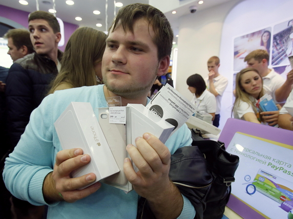 瑞士蘇黎士的居民只要工作 21 小時就買得起 iPhone 6,是所有調查城市中最短的(圖片來源/路透)