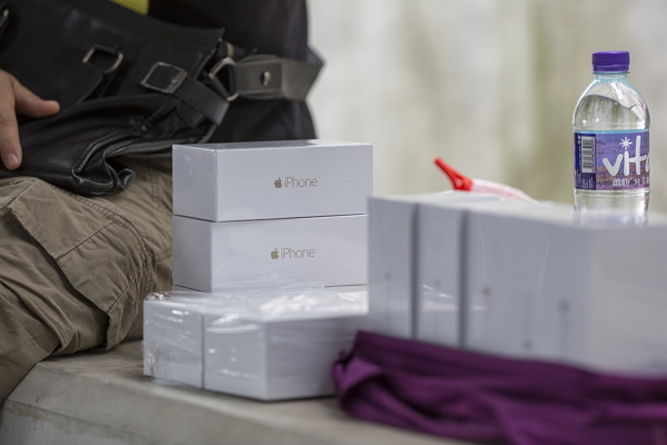 蘋果的 iPhone 在全球許多地方仍是相當昂貴的奢侈品(圖片來源/彭博社)