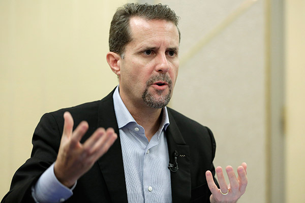 SCEI 總裁 Andrew House  表示，這款頭戴式顯示器將會以更親民的價格，讓消費者享受到在 VR 中玩遊戲的樂趣。（圖片來源／彭博）