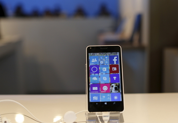 有最新消息傳出,Lumia 950 的定價將可能與 iPhone 6s 差不多?(圖片來源/法新社)