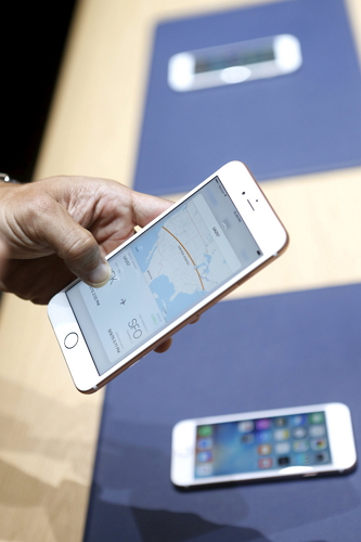 今年 2 月時,蘋果取得了將「 Touch ID 」嵌入螢幕的專利(圖片來源/法新社)