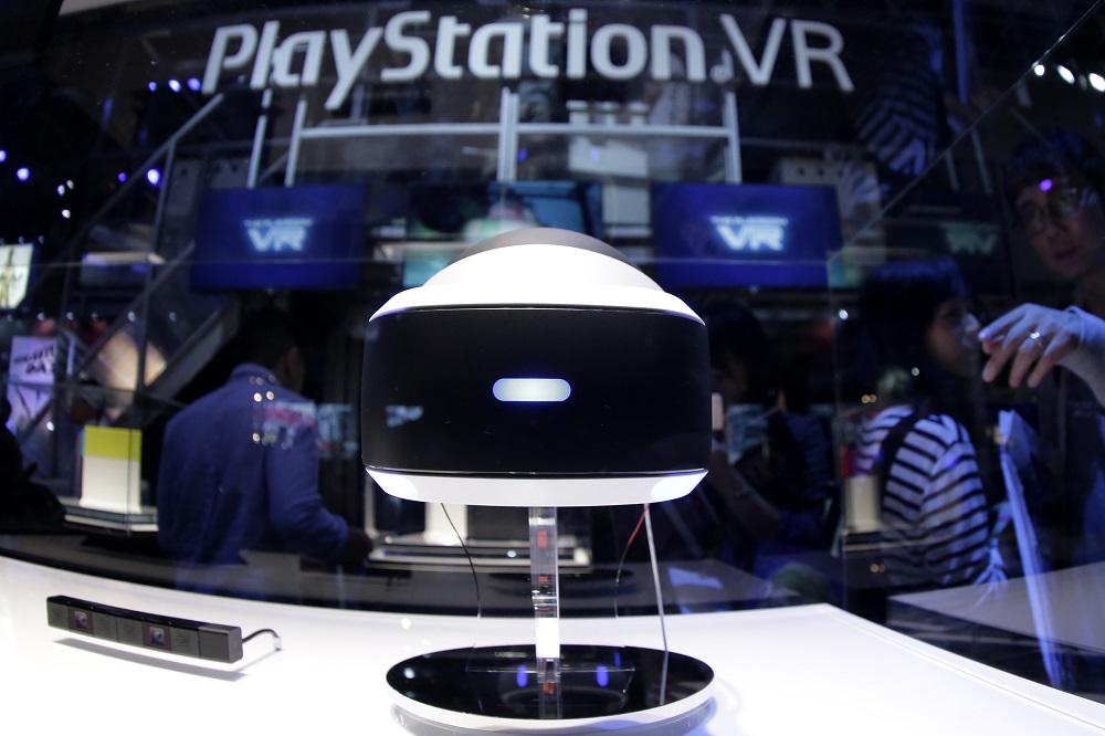 Sony 也在東京電玩展上,展示了 PlaySation VR 虛擬實境裝置,並提供玩家體驗(圖片來源/彭博)