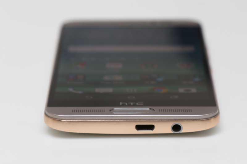 機身底部,可看見 Micro USB 連接埠以及 3.5mm 音源孔