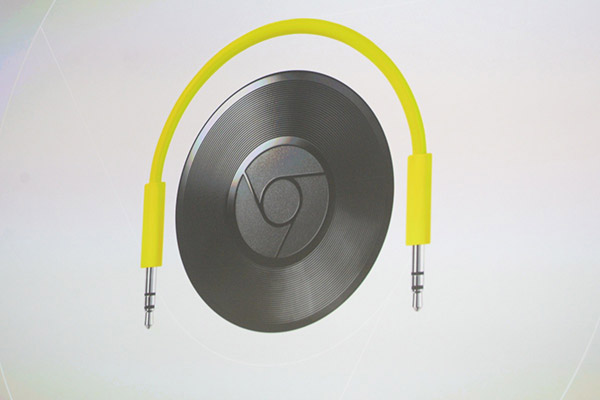 除了具有視訊的新款 Chromecast 外,Google 這次也推出了單純音訊使用的 Chromecast Audio(圖片來源/擷取自 Engadget 網站)