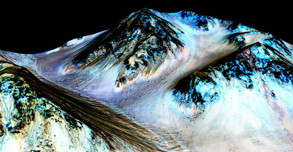 NASA 確認火星上有液態水,圖中奇特的黑色條紋為流動液態水所形成(圖片來源/美聯社)