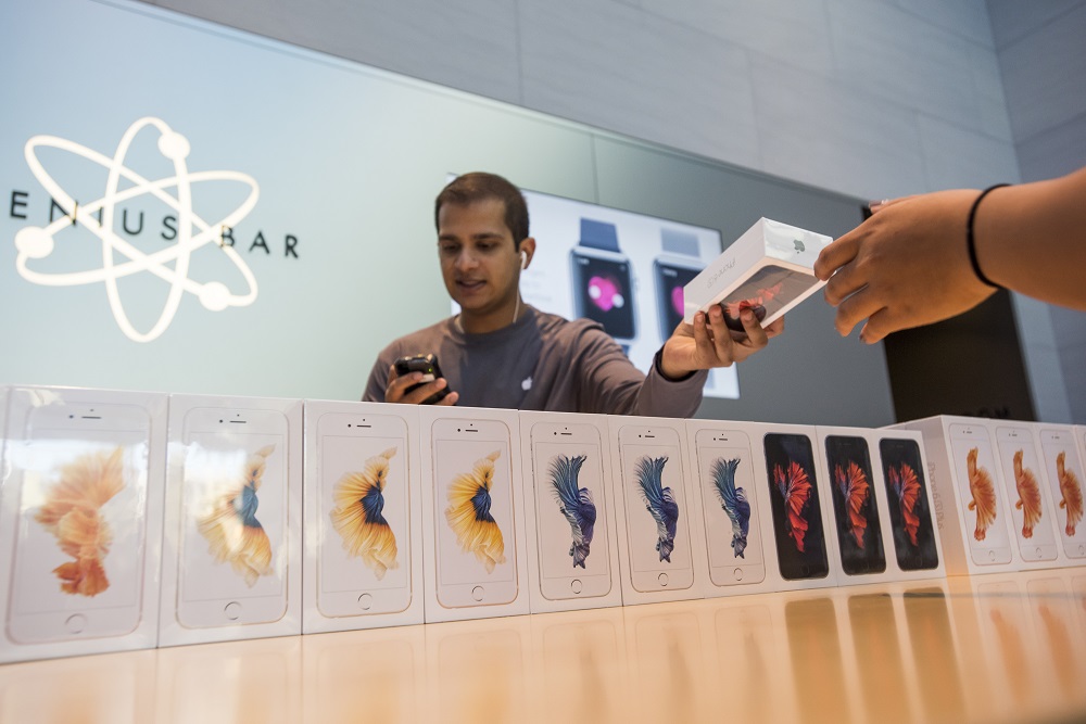 iPhone 6s 利用儲存空間做為區別的獲利空間不小（圖片來源／彭博）