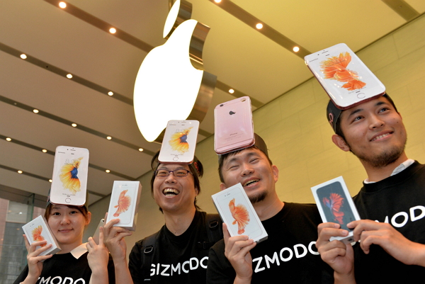 國外媒體實測 iPhone 6s Plus 後發現,該手機的續航時間竟然比前一代 iPhone 6 大幅提升!(圖片來源/彭博社)