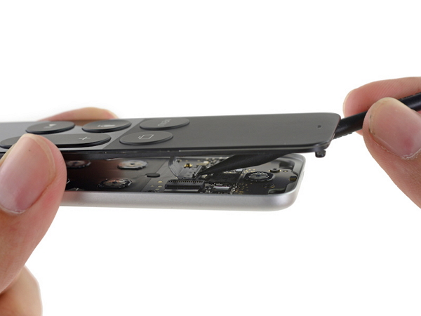 圖為 iFixit 拆解 Apple TV Remote 照片(圖片來源/iFixit)