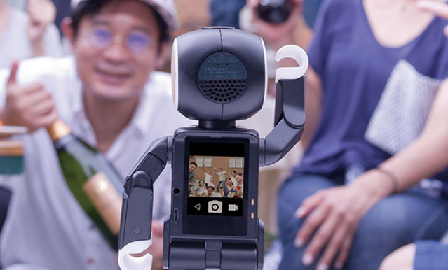 RoBoHoN 內建相機、鏡頭,可以自動幫忙拍照與錄影(圖片來源/sharp)