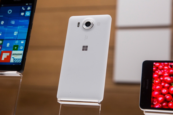 Windows Continuum是搭載在 Lumia 950/950 XL 上的功能,可以讓手機也能當成 PC 或筆電使用。(圖片來源/法新社)