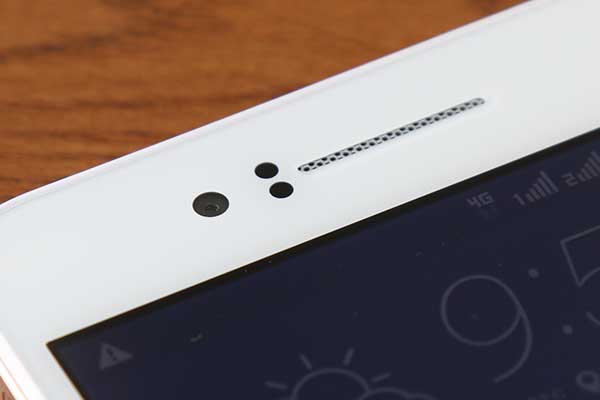 Desire 728 Dual Sim 的前相機部分採用 500 萬畫素的設定