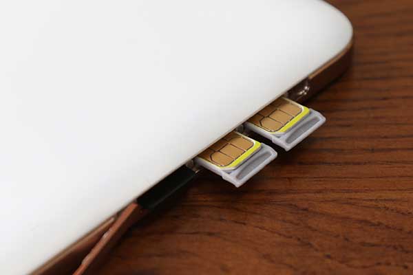 Desire 728 Dual Sim 採用 4G+ 2G 雙卡雙待的設計,旁邊還有 MicroSD 記憶卡的插槽