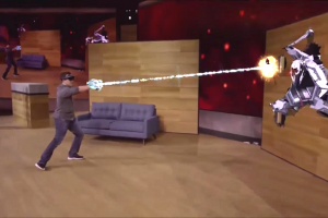 現場展示擴增實境遊戲! HoloLens 開發版明年初開賣! 現場展示擴增實境遊戲! HoloLens 開發版明年初開賣!