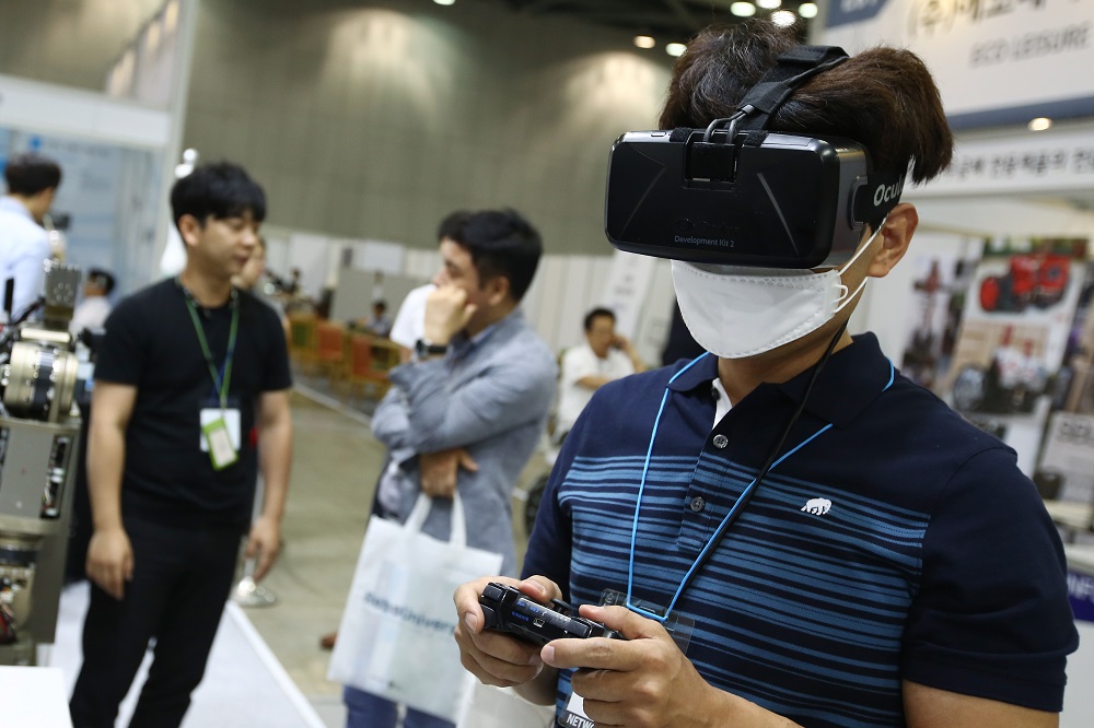 Oculus 虛擬實境裝置已經發展一段時間(圖片來源/彭博)