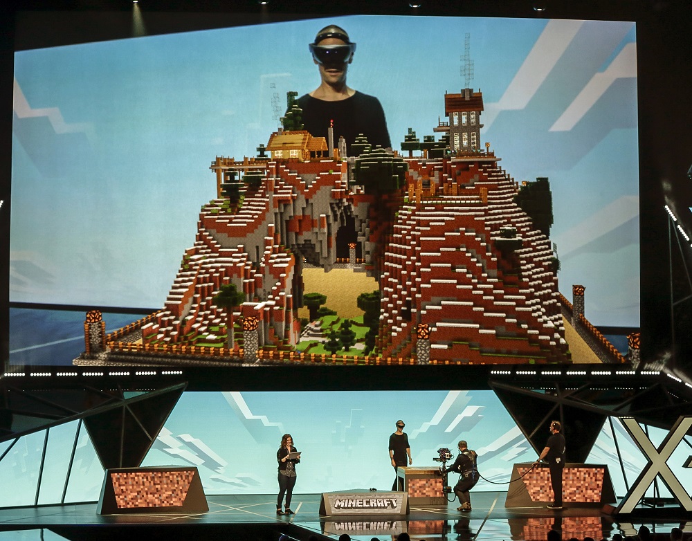 Microsoft 推出的 HoloLens 展顯了相當不錯的 AR 擴增實境應用(圖片來源/美聯社)