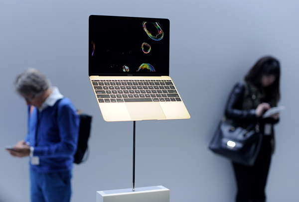 你最近也想要入手新筆電嗎?還在 Surface Book 與 MacBook Pro 中間猶豫不決嗎?(圖片來源/法新社)