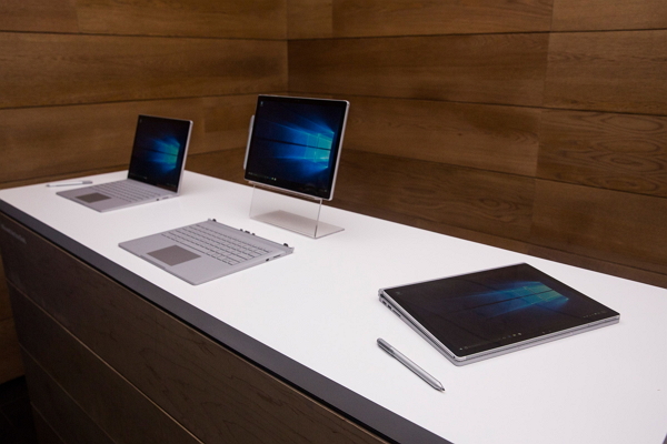 Surface Book 的入門版售價為 1499 美元,MacBook 的售價則為 1299 美元。(圖片來源/法新社)