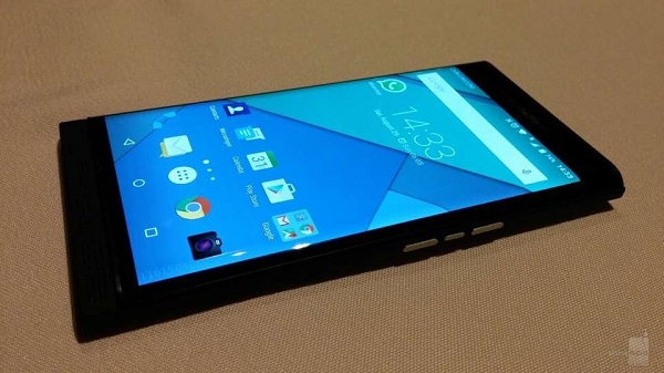 BlackBerry 最新的 Android 手機 Priv 諜照曝光(圖片來源/PhoneArena)