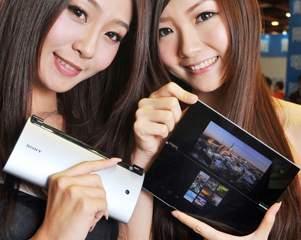 Sony 雙螢幕平板 Tablet P 與京瓷  Kyocera Echo 採用相同概念,都是翻蓋的雙螢幕設計(法新社)