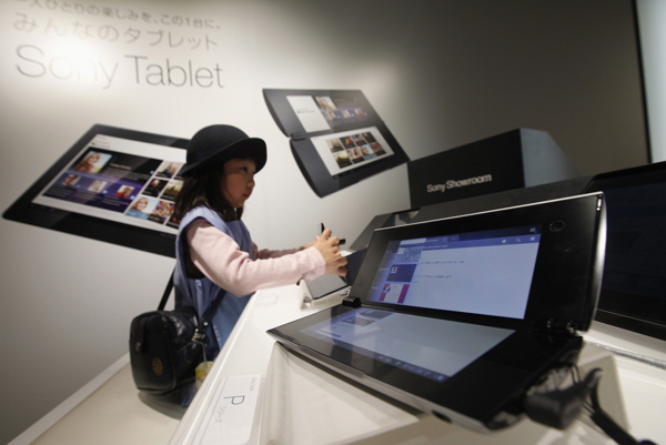 Tablet P  採用了雙 5.5 吋 LED 背光螢幕(路透)
