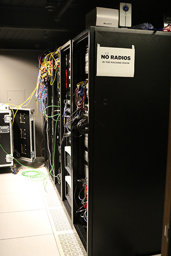 在 Broadcast Studio 旁,還有負責處理訊號的眾多伺服器們,可以透過這裡,直接將歌劇院內的表演節目透過網路做線上串流播放!