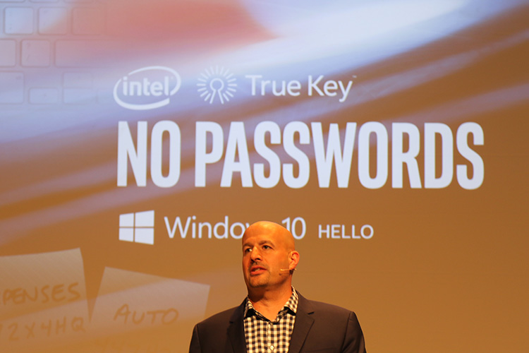 除此之外,透過生物辨識功能,再結合 Windows 10  後,是可以不用記密碼了?