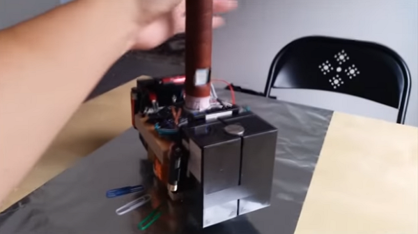 真實版的雷神之槌裡面使用了指紋感應器、12V 密封式鉛酸 (SLA)電池、Arduino Pro Mini 母板、電磁鐵和固態繼電器。(圖片來源/Youtube)