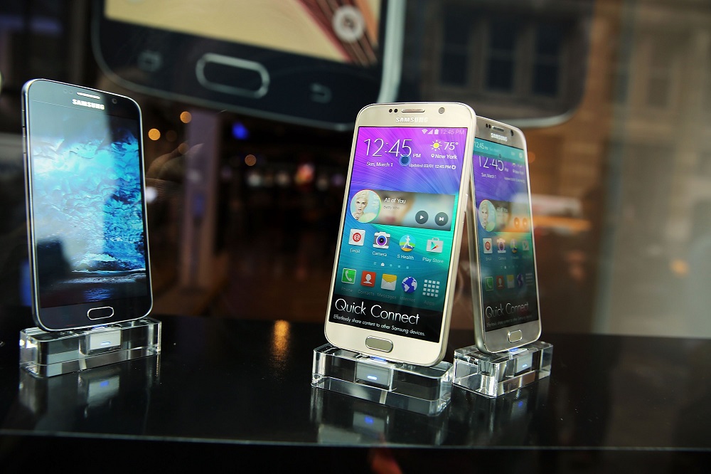 Galaxy S7 將有兩種不同版本,分別為「高階版」( premium )以及「次高階版」( sub-premium )(圖片來源/法新社)
