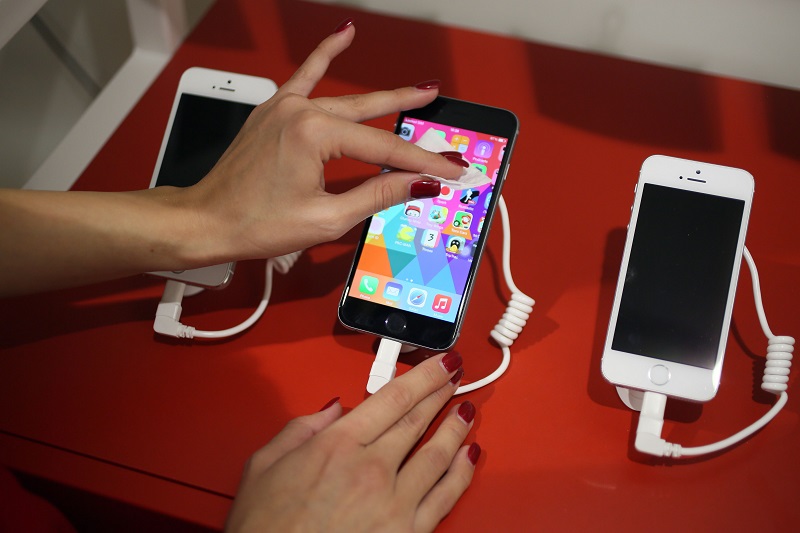 由於美國國家安全局的監聽計畫曝光,Apple 為了取信消費者,加入了更積極的手機加密功能(圖片來源/彭博)