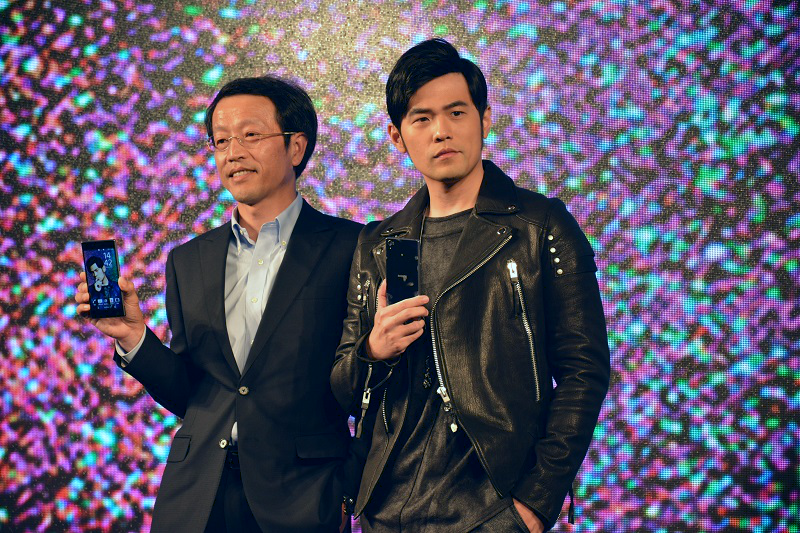 台灣 Sony Mobile 總經理林志遠(圖左)、Xperia Z5 Premium 代言人周杰倫(圖右)