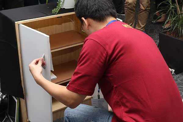 就連簡單的開鞋櫃動作,裡頭也會被檢測動作來辨別使用者