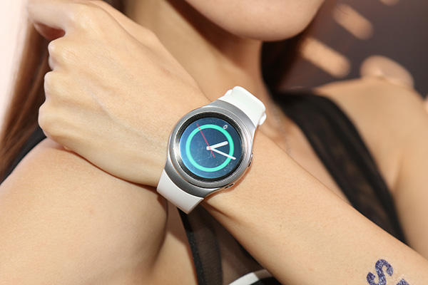 採用圓形錶面設計的 Gear S2